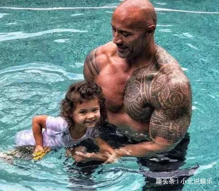 巨石强森被小女孩嘲讽没肌肉,巨石强森和他的女儿日常