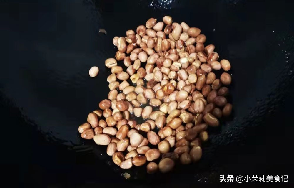 炸花生米是凉了放盐还是趁热放盐,炸花生米放凉了还不脆