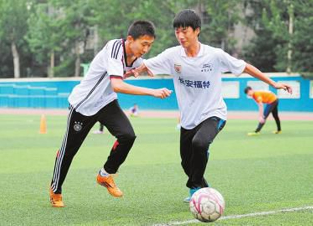 学生踢足球伤人学校有责任没有,学生在校踢足球受伤谁赔偿