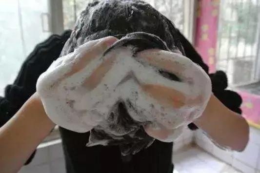 女孩头上长虱子外婆竟用敌敌畏给外孙女洗头，医生提醒来了