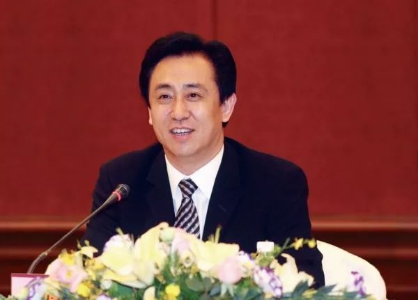 首富许家印携妻子返乡,首富许家印陪96岁父亲