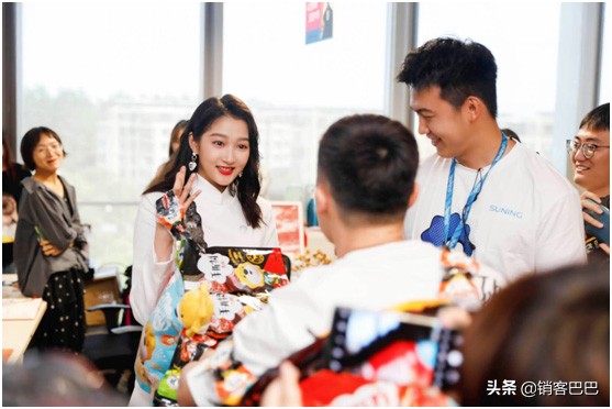 关晓彤在苏宁线下店,跟关晓彤合作的人