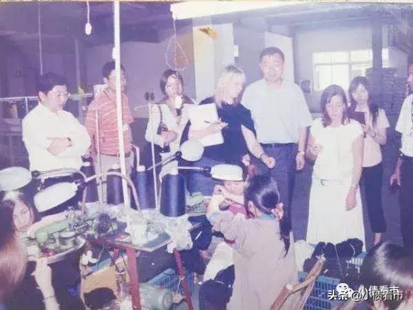 太难了！“中国袜王”陷入经营困境，翁氏三兄弟从小货郎到首富