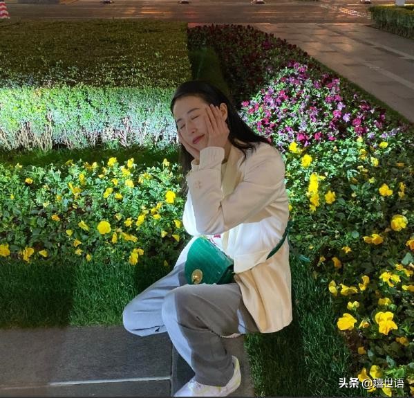 周雨彤穿板鞋图片,周雨彤spell牛仔裤穿搭