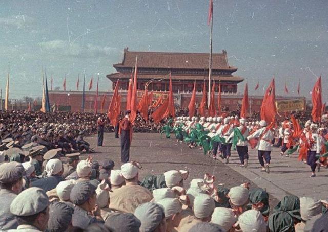 1949年开国大典，毛主席正装之下，穿着4个大窟窿的羊毛衫裤