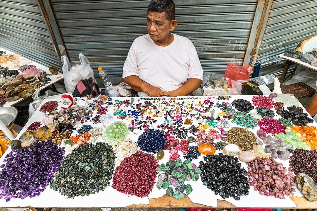 在泰国的“宝石之都”，珠宝街像菜市场，宝石摆地摊上出售