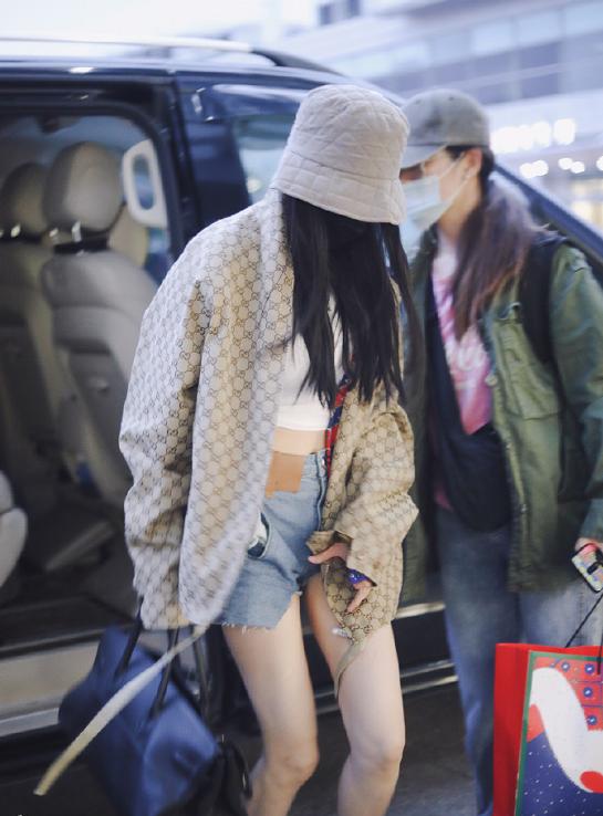 杨幂“超模腿”生图真绝了！小腿大腿竟然一般粗，简直瘦得太夸张