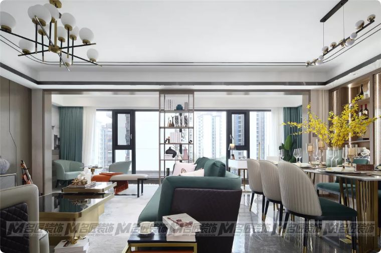 有钱人看不上眼的横厅，在他这里却变成了贵气的中式宫廷