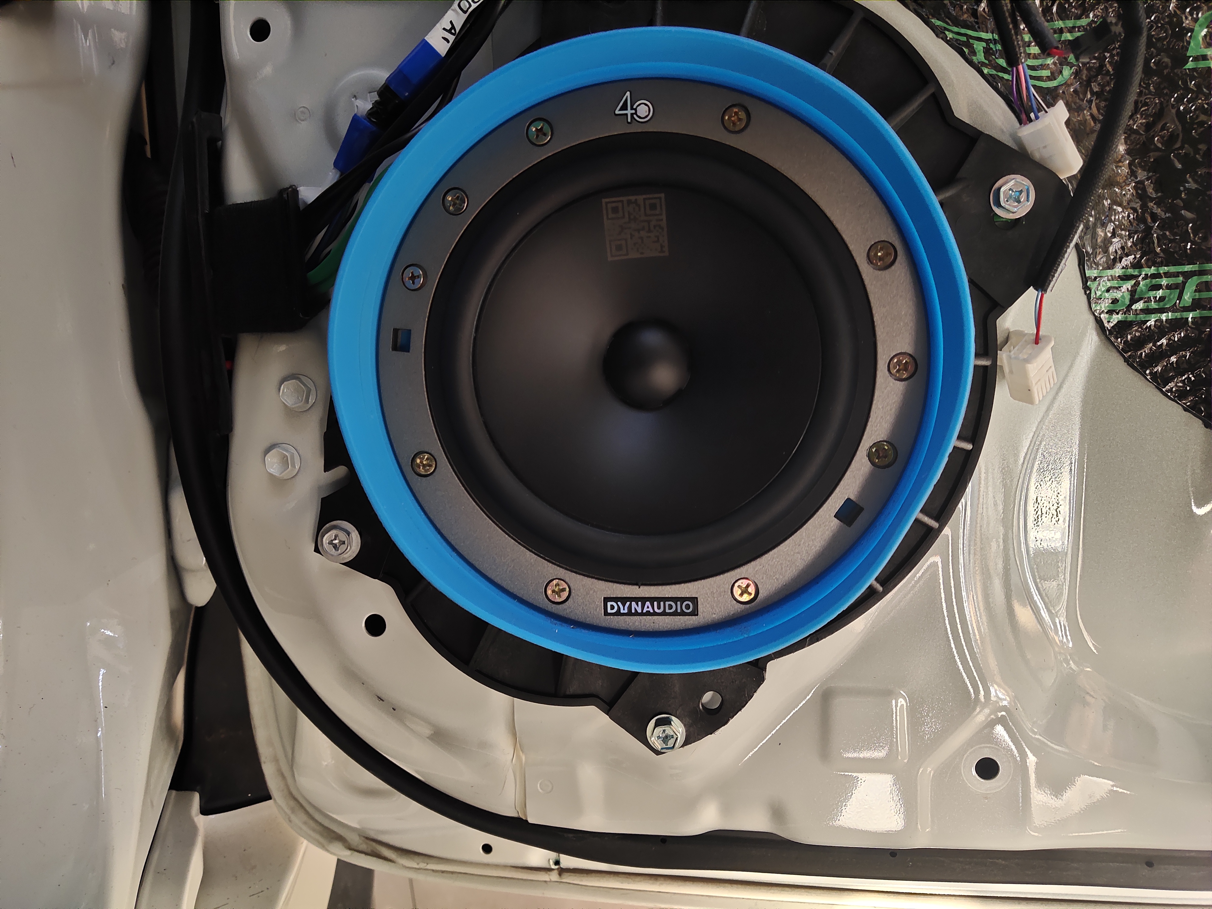 赤峰汽车音响改装鑫航改装丰田霸道升级四门隔音丹拿40周年喇叭