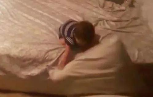 婴儿摔下床头摔个包怎么处理,女婴摔下床康复