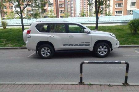 女上司座驾颠覆大家人生观，手动版普拉多，本市估计找不出第二辆