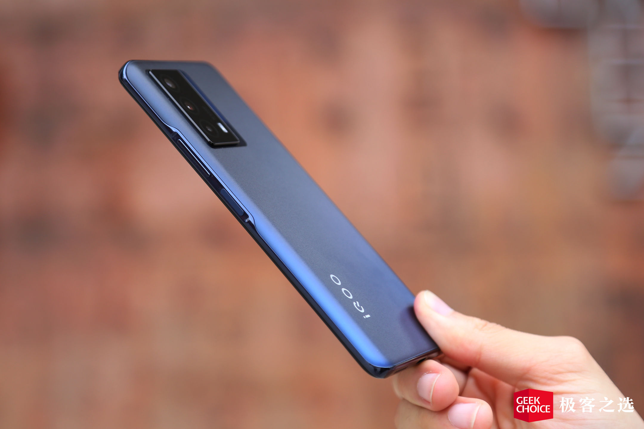 iqooz5评测拥有旗舰级满血性能,iqooz5全方面测评