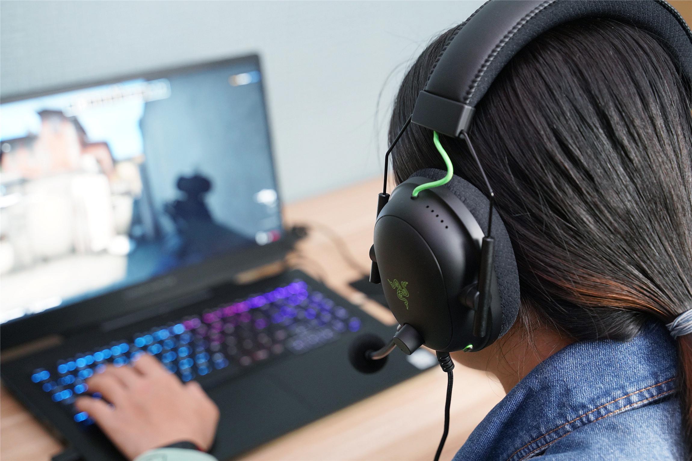 雷蛇旋风黑鲨v2电竞耳机上手,razer雷蛇旋风黑鲨v2x头戴式打csgo