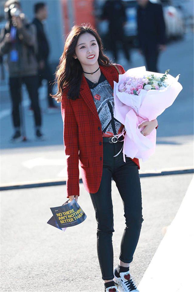 吴宣仪黑色牛仔短裤中筒靴,吴宣仪穿长靴好看吗