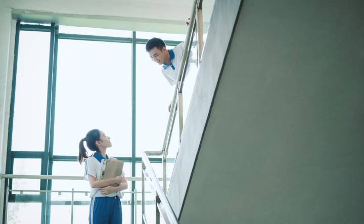 见证你从校服到婚纱的爱情,希望你也能遇到从校服到婚纱