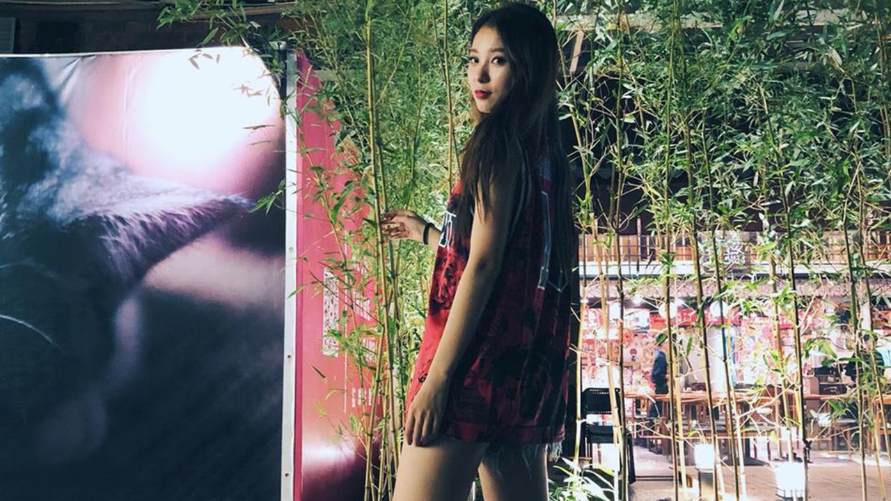 CBA最美篮球宝贝，因与易建联合照走红，自曝CBA“*规则潜**”引争议