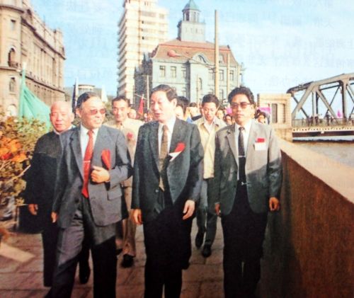 2000年日本主持人：“中国要日本道歉到啥时候”，*镕基朱**机智回应