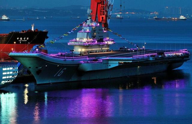 4艘万吨大驱同时开工尽显霸气,船厂两大船同时出坞