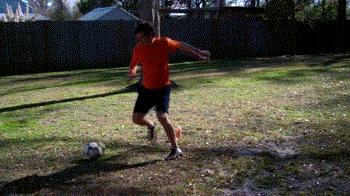 足球脚背正面接球的动作要领,足球前锋射门飞球教学