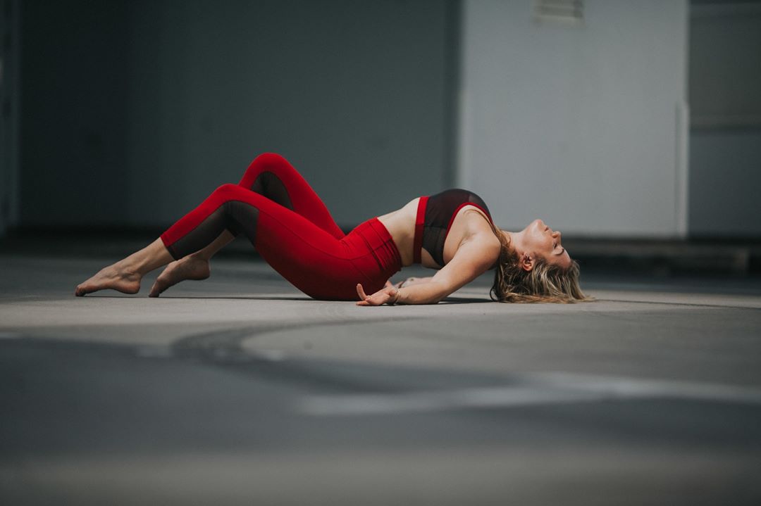 60分钟养颜瑜伽跟练完整版,睡前瑜伽动作10分钟排毒养颜