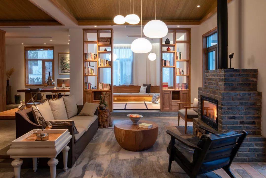 秋日河畔画中小镇，隐于茶园流水，山水间三店新开旅居吃茶慢生活