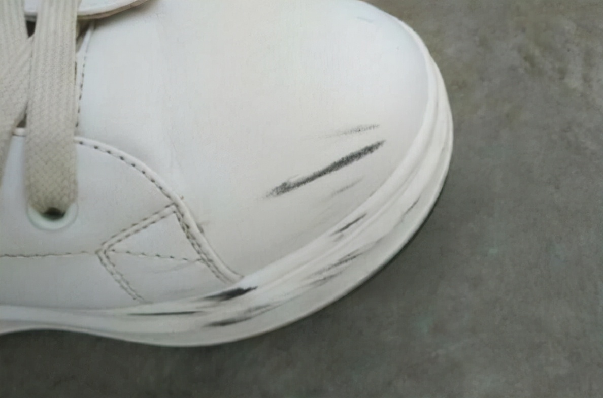 小白鞋清洁神器强力去污迹不留痕,小白鞋用牙膏洗了染色了怎么办