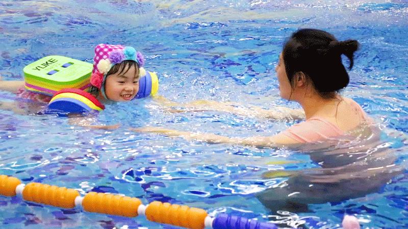 泸州亲子训练营,无边泳池亲子游泳