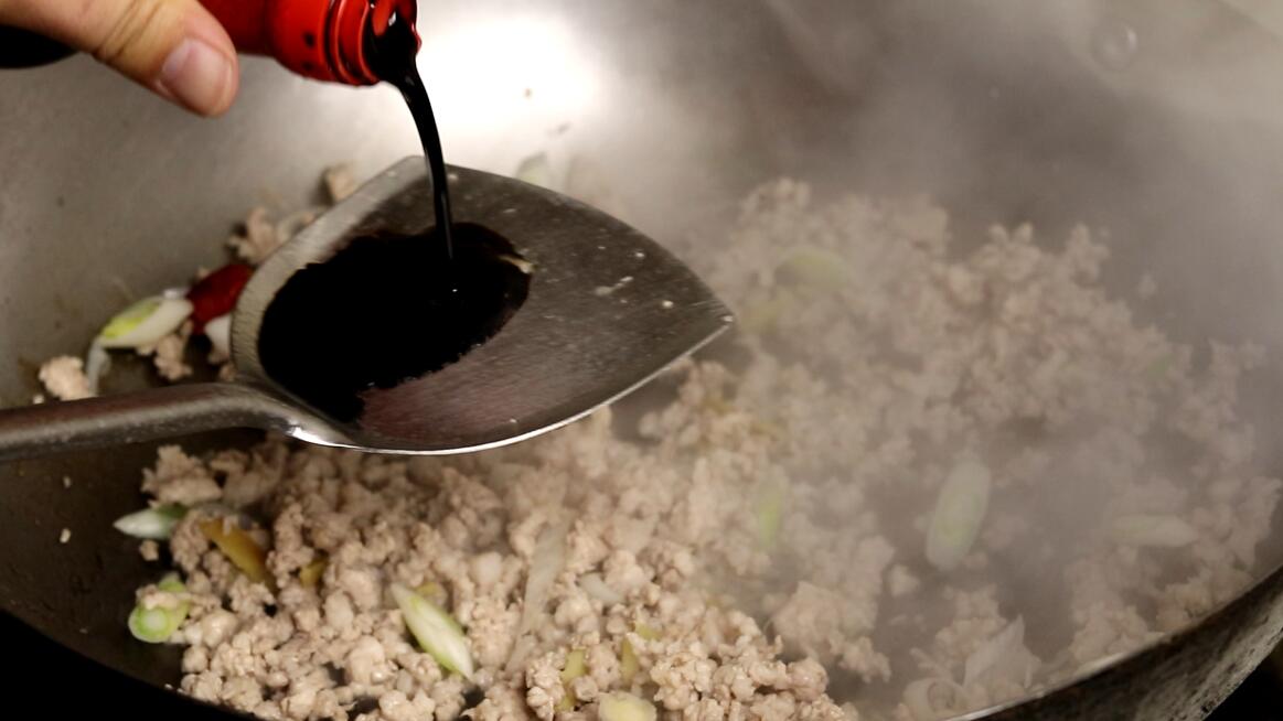 做蒜苔炒肉千万不要把蒜苔焯水,腊肉炒蒜苔蒜苔到底要不要焯水