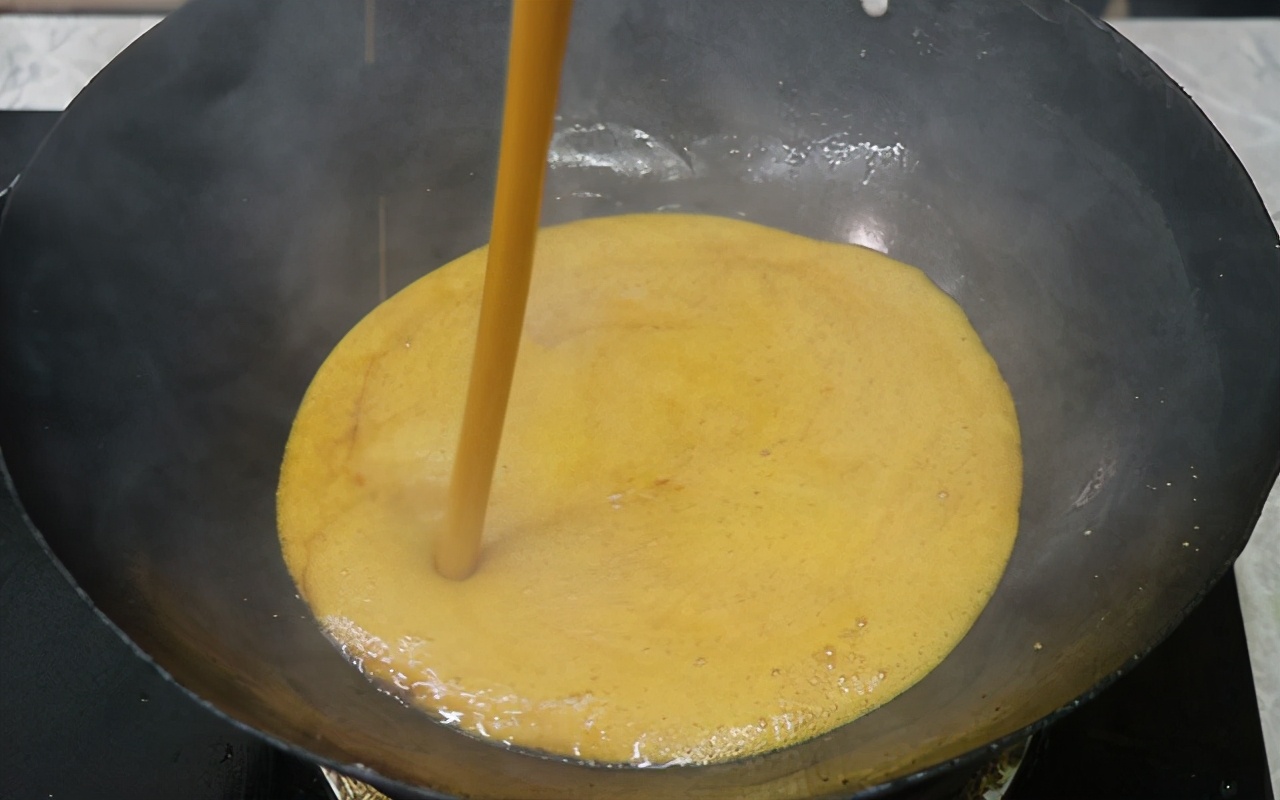 怎么用冰糖炒糖色不炸锅,红烧肉炒糖色怎么不炸锅