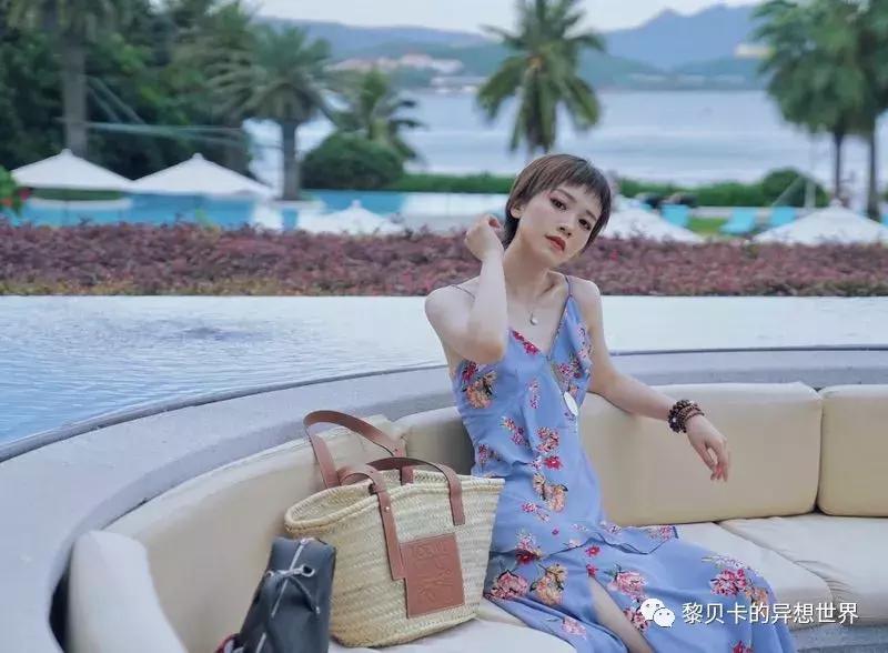 她们穿的连衣裙,她们穿的花裙子