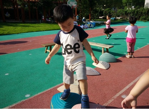 孩子爱踢球怎么鼓励他,孩子热爱运动