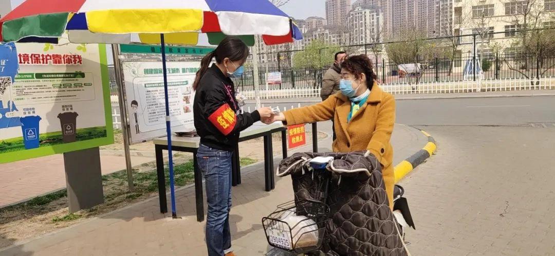 【双战双赢】你忙碌的身影，真暖心！——记东蒲洼街道亨通花园东区北里社区“一肩挑”、网格长赵子娟