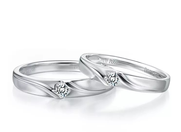 18k金做钻石戒指为什么是白的,铂金戒托镶嵌的是什么钻石