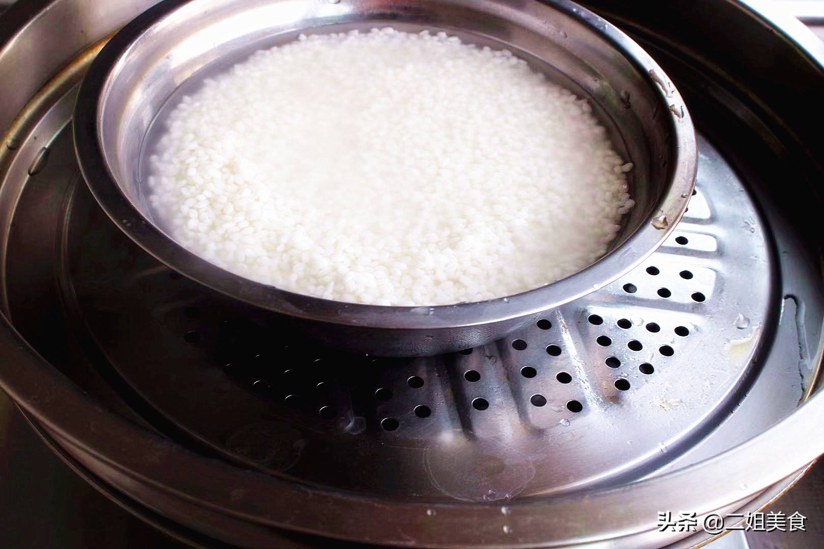 把糯米蒸熟再用油煎,把糯米上锅蒸一蒸