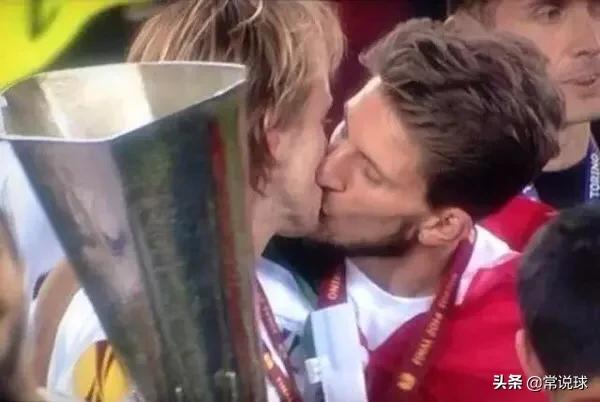 足球现场亲吻,足球场上的亲吻是哪场比赛