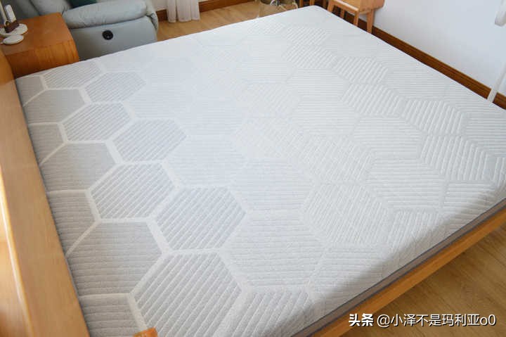 躺平青年的睡眠好物！8H黑金刚大口径独立弹簧乳胶床垫深度体验