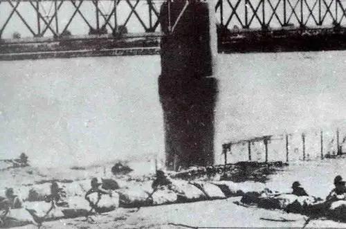 十四年抗日战争第一枪是谁打响的,14年抗战的开始时间和标志性事件