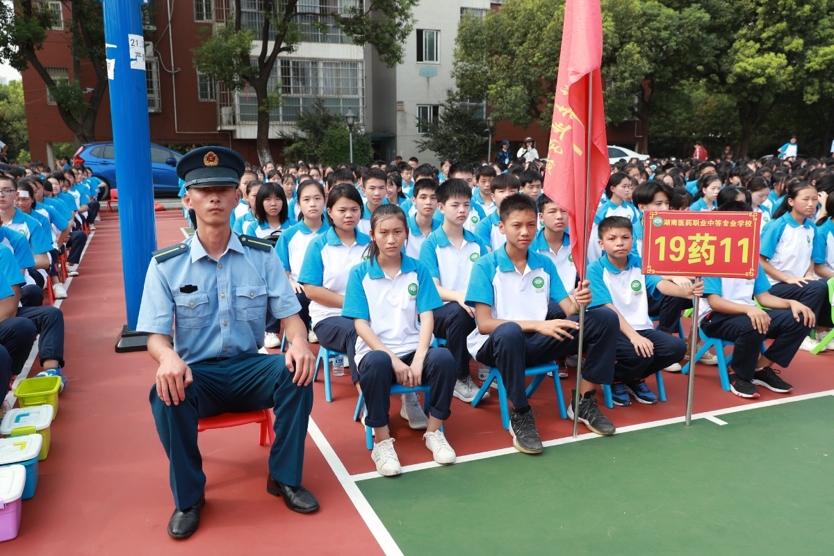 学医救死扶伤当兵保家卫国,学医习武救死扶伤十六字口号