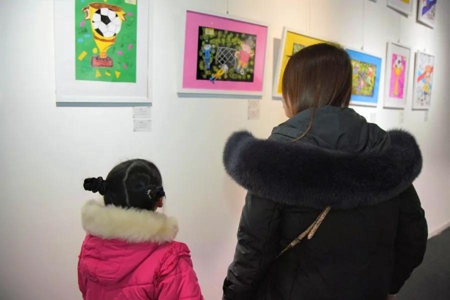 中超武汉球迷文化节“小小画家”童心绘出绿茵梦