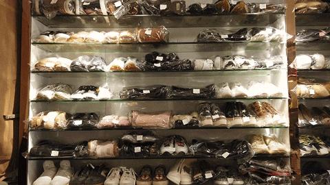 杭州有个达人，19年来拯救10万件潮包！