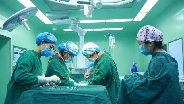 一声惨叫，小女孩捂着*体下**倒地不起：一定要注意骑跨伤