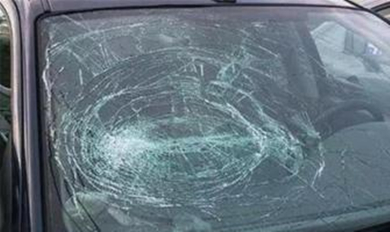 前挡风玻璃裂了怎么保险才赔,挡风玻璃裂了保险赔能连同膜赔吗