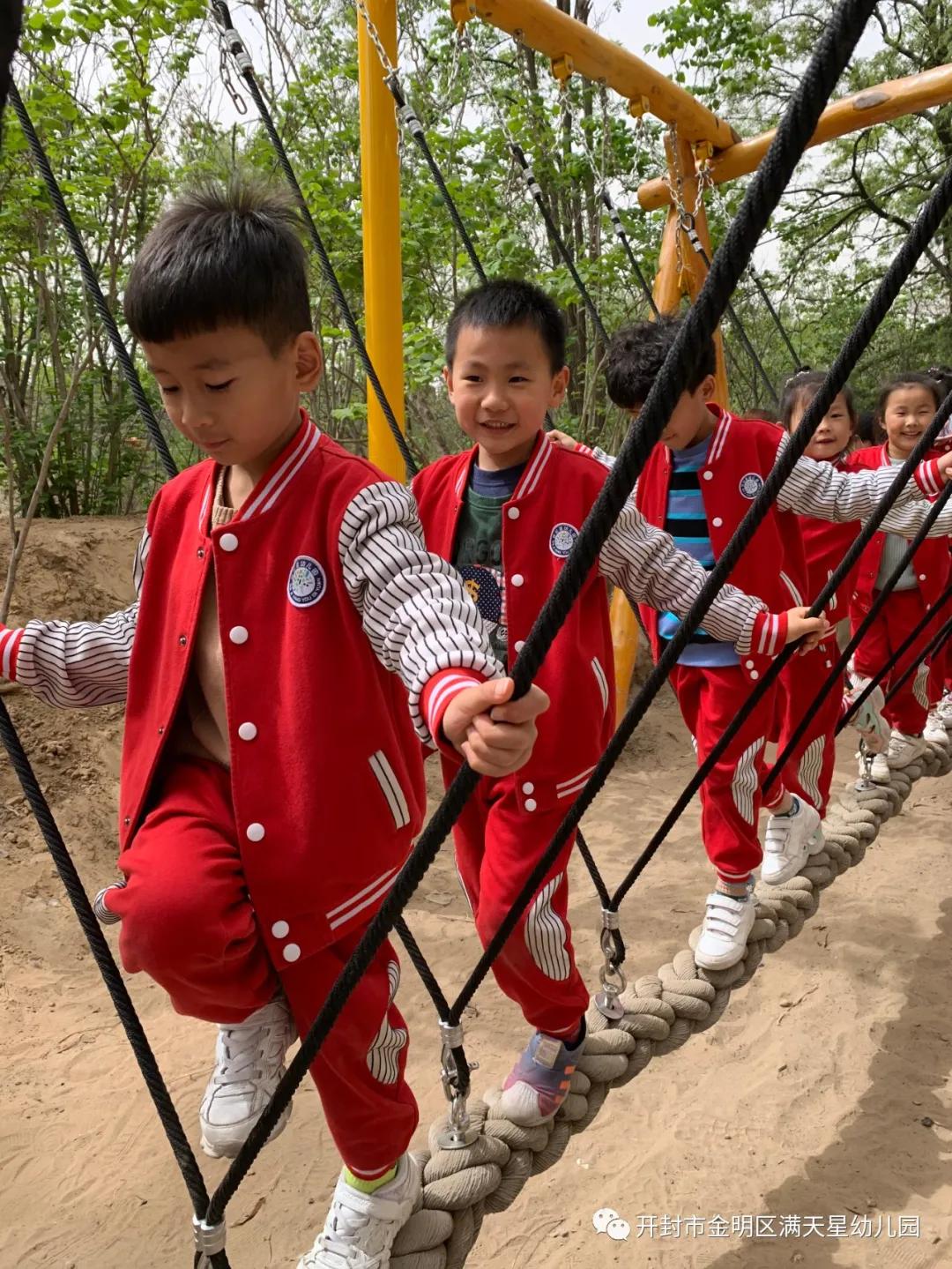 春日踏青亲子幼儿园,幼儿园开展春游踏青活动