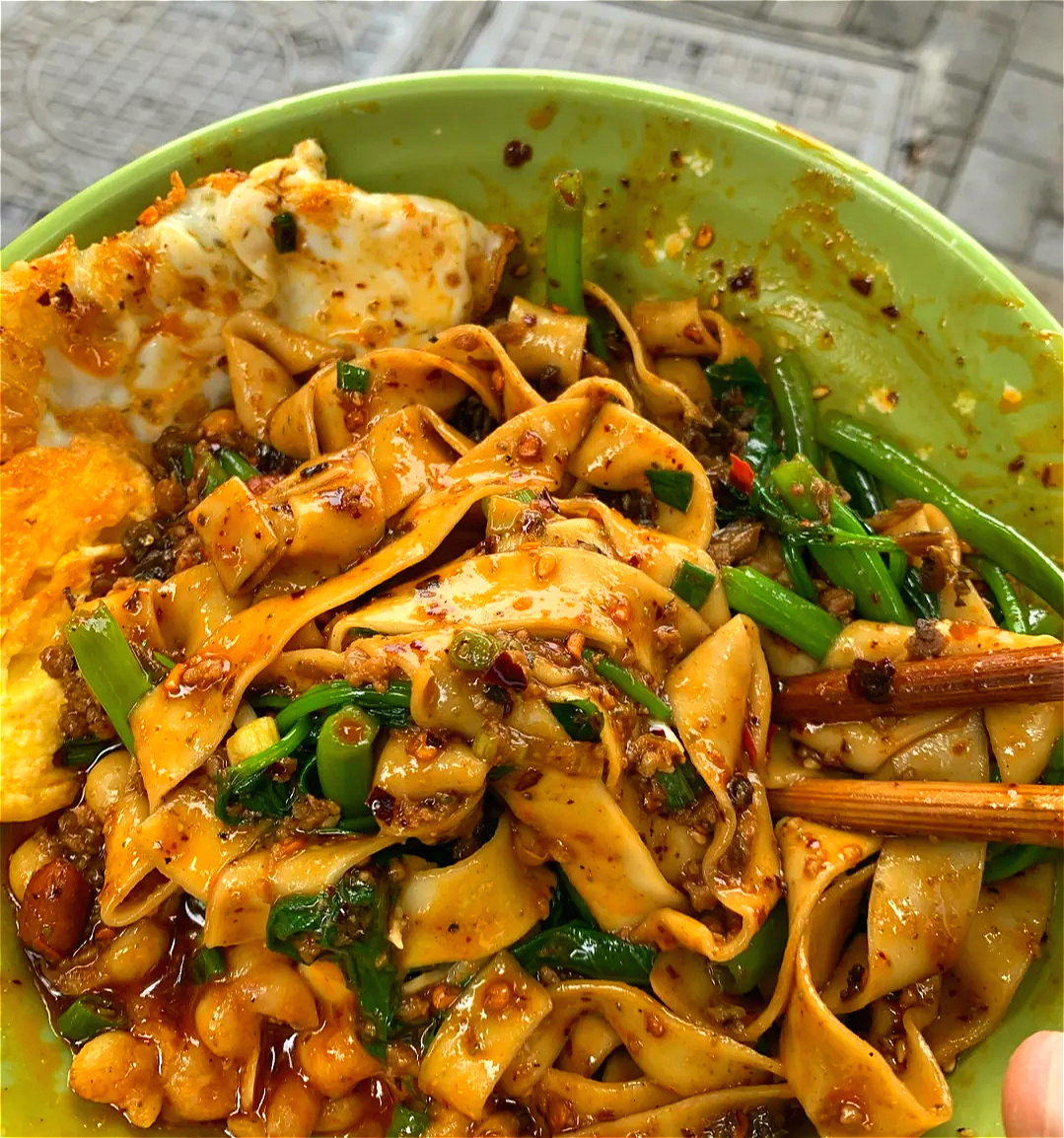 坐在板凳上吃面,来重庆必须要吃的板凳面