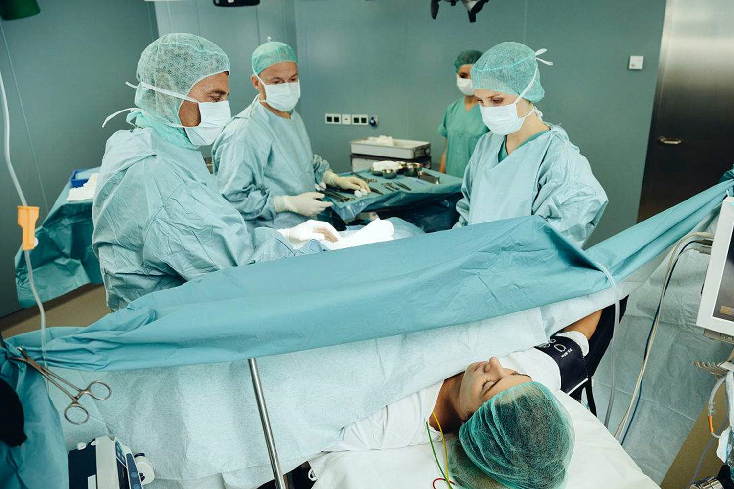 侧切与剖腹产有什么区别,剖腹产和侧切哪个比较好