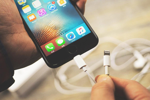 iphone11突然黑屏开不了机,iphone7黑屏并且开不了机怎么办