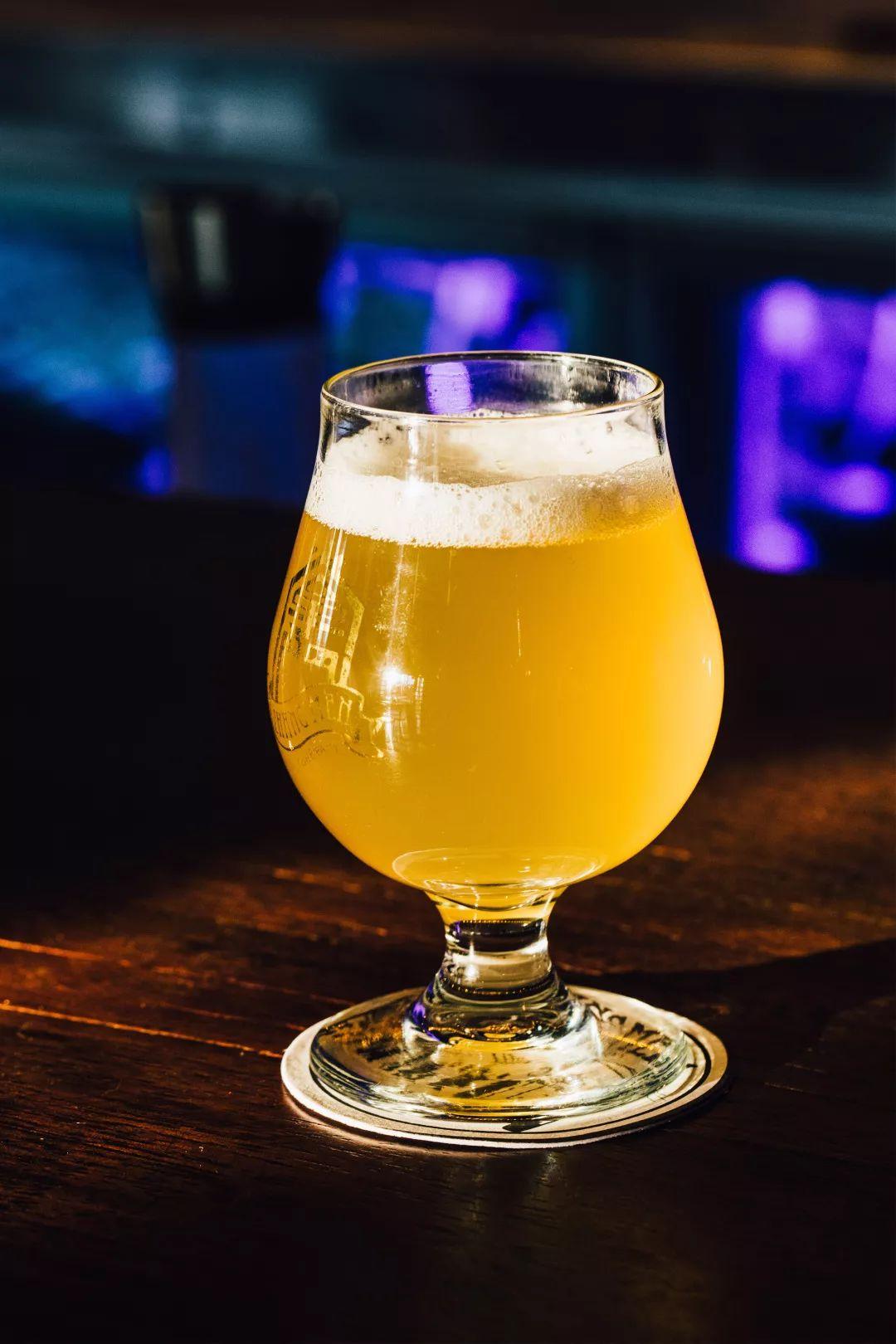 外国人喝中国精酿,泥煤味精酿