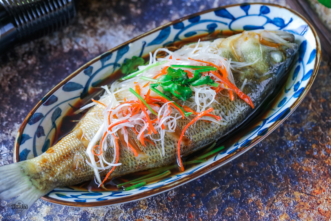 蒸鱼后先淋油还是先加蒸鱼豉油,蒸鱼时先放蒸鱼豉油还是先淋油