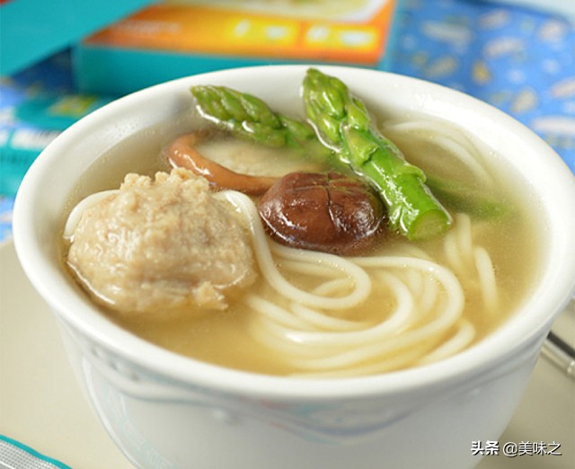 最简单热汤面的家常做法,热汤面的家常做法不辣
