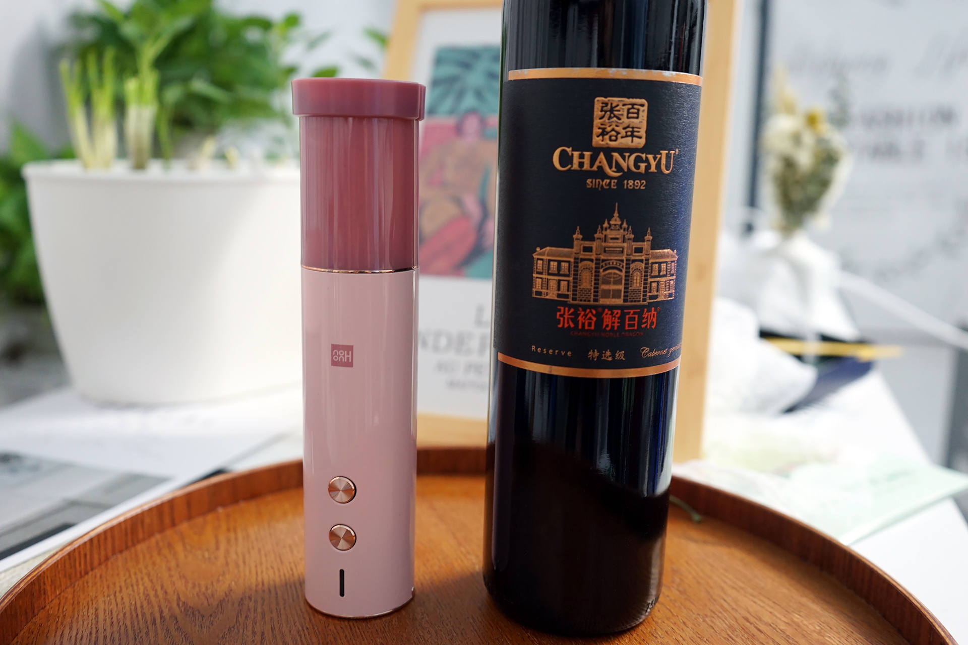 红酒自动开瓶器演示,开红酒神器开瓶器